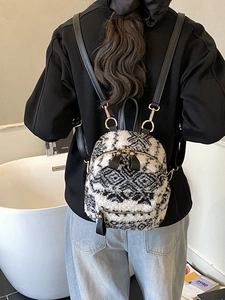 Damen Plüsch-Rucksack mit schwarz-weißem Jacquard-Muster und eleganten Lederriemen für Frauen