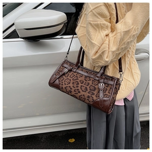 Makroaufnahme der Schultertasche mit Leopardenmuster, Metallschnalle und Lederbesatz