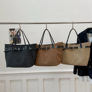 Drei Canvas-Tragetaschen in Schwarz, Braun und Khaki mit dekorativen Lederriemen