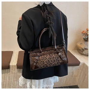 Detailansicht der Vintage Zylindertasche mit Leopardenmuster und Ledergriffen im Fokus