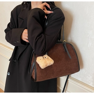 Sac à main matelassé en daim marron avec garniture en cuir noir et breloque en peluche