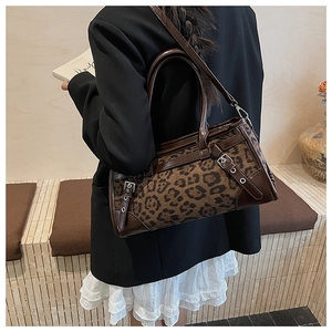 Détail du sac à main vintage léopard avec bordure en cuir marron et boucle en métal