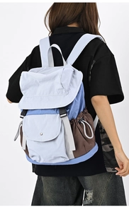Zaino outdoor color-block in nylon blu con tasche laterali regolabili con coulisse