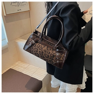 Details der Vintage-Tasche mit Leopardenmuster, Lederbesatz und goldenen Schnallen