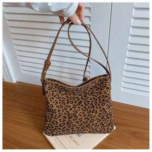 Dettaglio della borsa a spalla con stampa leopardata e tracolla in pelle marrone in tessuto