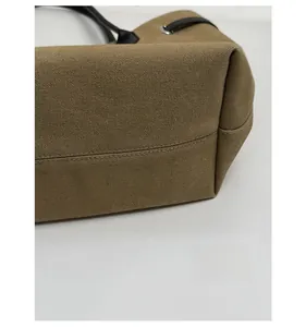 Detailansicht der khakifarbenen Canvas-Tasche mit verstärktem Boden und Präzisionsnähten