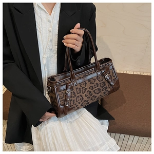 Detailansicht der braunen Retro-Schultertasche mit Leopardenmuster und Lederakzenten