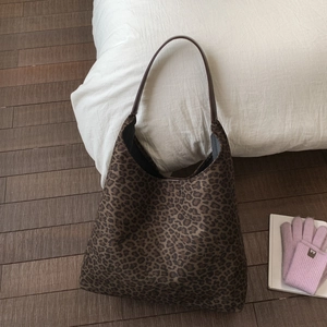 Gedetailleerd overzicht van de luipaardprint tote bag en het canvas materiaal
