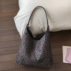 Detail van de luipaardprint tote bag met een stevige zwarte schouderriem