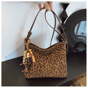 Dettaglio della borsa a spalla leopardata con nappa di perline in legno colorate