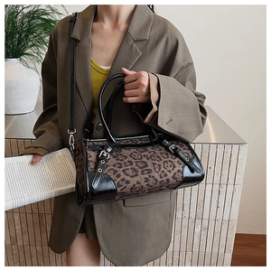 Detail der Handtasche mit Leopardenmuster, Kunstpelz, Lederbesatz und Doppel-Metallschnallen