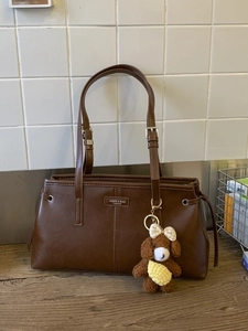 Borsa tote vintage marrone in similpelle con doppie cinghie e ciondolo a cane