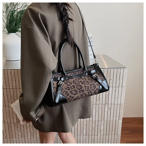 Detail der Boston-Tasche mit Leopardenmuster, schwarzen Rändern und Tragebeispiel