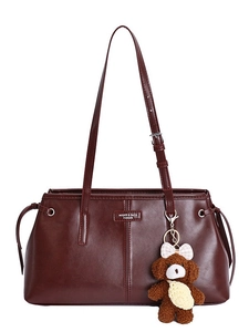 Borsa tote minimalista in pelle rosso vino con ciondolo a orsetto e tracolla regolabile