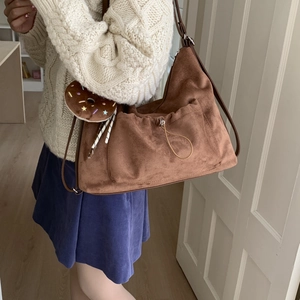 Bolso tote de ante marrón con bolsillo de cordón y llavero de peluche de donut dulce