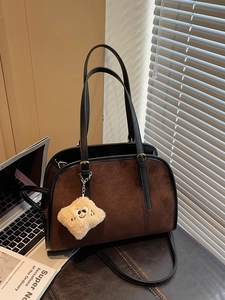 Sac cabas vintage en daim marron à motif losanges avec pendentif biscuit en peluche