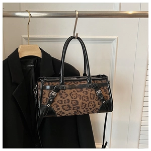 Detail der Boston-Tasche mit Leopardenmuster, schwarzen Griffen und Silber-Schnallen