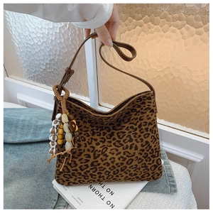 Dettaglio della borsa leopardata con tracolla in pelle e ciondoli con perline