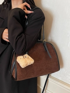 Sac à main vintage en daim matelassé marron avec bordure en cuir noir et breloque peluche