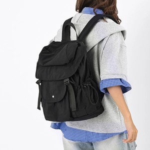 Dettaglio degli spallacci imbottiti ergonomici e della tasca laterale dello zaino in nylon nero