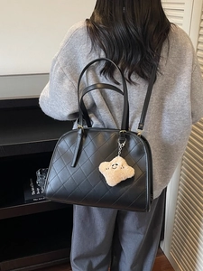 Sac bandoulière matelassé noir avec poignées et un pendentif étoile en peluche pour femme
