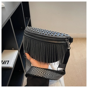 Détail du sac de taille noir à rivets avec franges métalliques et sangle motif V
