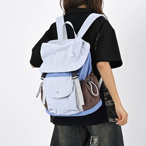 Dettaglio dello zaino patchwork tricolore in nylon resistente con chiusura a coulisse