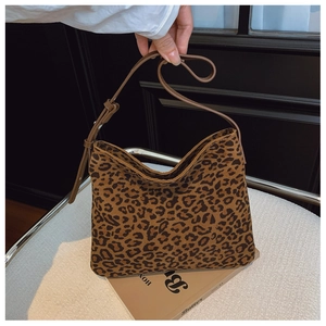 Dettaglio della borsa a secchiello leopardata con texture scamosciata e tracolla regolabile