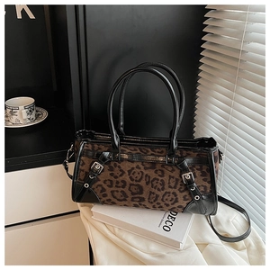 Detail der Handtasche mit Leopardenmuster, schwarzen Lederbesätzen und Metallschnallen
