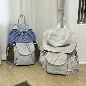 Dettaglio di zaini multicolori con coulisse in nylon resistente per viaggi casual