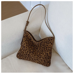 Dettaglio borsa a tracolla leopardata in tessuto scamosciato con cinturino in pelle marrone