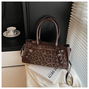 Detailansicht der Handtasche mit Leopardenmuster, Ledergriffen und Metallschließen