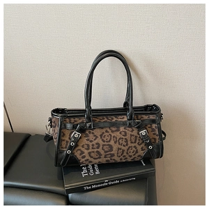 Detailansicht der Handtasche mit Leopardenmuster, Silberschnallen und schwarzen Riemen