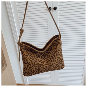 Dettaglio borsa hobo con stampa leopardata e tracolla regolabile in pelle marrone