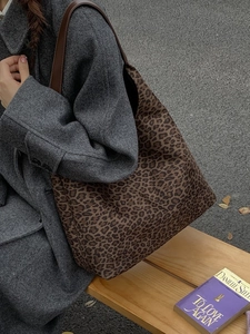 Retro tote tas met luipaardprint, bruine schouderband en een grijze winterjas