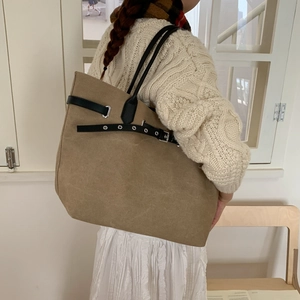 Detailansicht der großen braunen Wildleder-Tote Bag mit schwarzen Lederriemen und Ösen