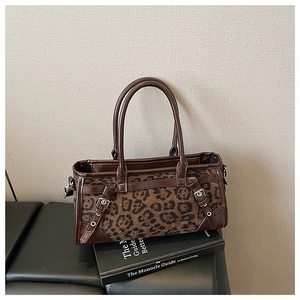 Detailansicht der Retro-Handtasche mit Leopardenmuster, Lederriemen und Silberschnallen