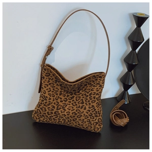 Dettaglio borsa tote leopardata in pelle scamosciata con tracolla marrone e fibbia regolabile