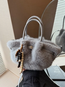 Damen Plüsch Kunstpelz Handtasche Retro Holzperlen-Anhänger Winter Schultertasche Umhängetasche Mode Eimer Tote Handtasche