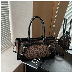 Detail der Retro-Handtasche mit Leopardenmuster, Lederriemen und silbernen Schnallen