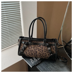 Detail der Handtasche mit Leopardenmuster, schwarzem Lederbesatz und Silberschnallen
