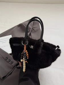 Schicke schwarze Kunstpelz-Tragetasche mit Vintage-Holzperlenkette und modernem Stil