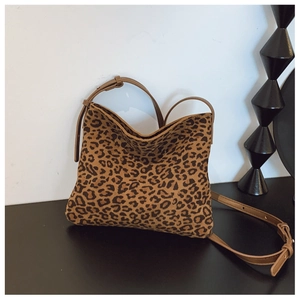 Dettaglio della borsa a secchiello leopardata con tracolla marrone regolabile