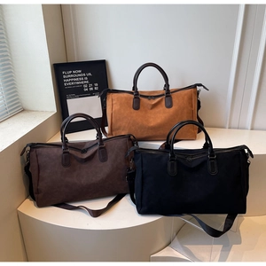 Trois grands sacs cabas en camel, marron foncé et noir avec bandoulières amovibles