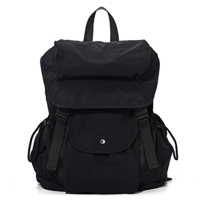 Dettaglio dello zaino in nylon nero con chiusura a patta e tasche laterali con coulisse