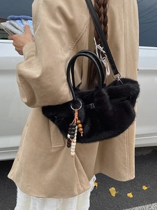 Damen Handtasche aus schwarzem Kunstpelz mit Ledergriffen und Holzperlenanhänger
