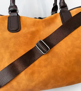 Détail du sac cabas marron vintage avec bandoulière réglable en nylon et boucle en métal