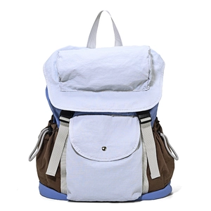 Vista frontale dello zaino in nylon con inserti blu e marroni e dettagli con fibbia