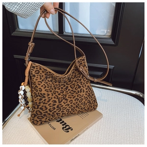 Dettaglio della borsa hobo leopardata con texture scamosciata e nappa con perline