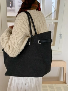 Große schwarze Segeltuchtasche mit Lederbesatz und Silberring-Detail für den Alltag